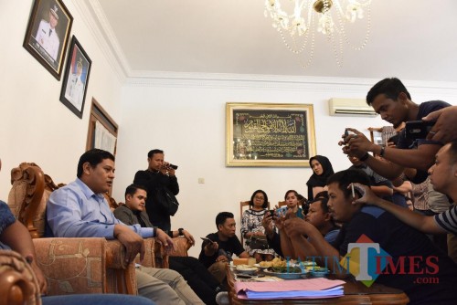 Walikota Kediri Abdullah Abu Bakar dan Anggota Komisi X DPR RI Abdul Hakim Bafagih saat memberikan keterangan pada awak media. (eko Arif s /JatimTimes)