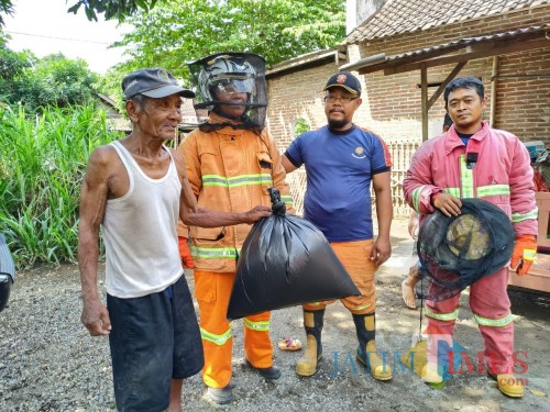 Tim Damkar Satpol PP Tulungagung saat razia sarang tawon di desa Bendilwungu / Foto : Anang Basso / Tulungagung TIMES