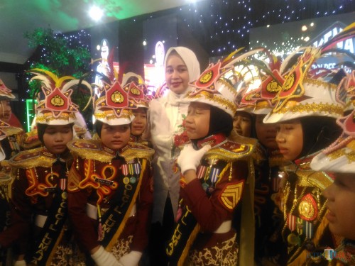 Suasana haru saat Pocil Lumajang harus berpisah dengan pencetusnya (Foto : Moch. R. Abdul Fatah / Jatim TIMES)