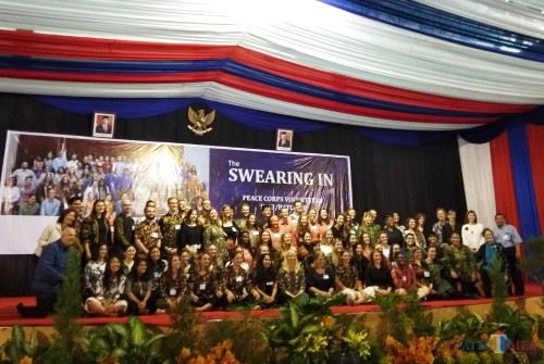 Para relawan Peace Corps saat dilantik saat dilantik Dubes AS untuk Indonesia Joseph R Donovan Jr. di IAIN Kediri. (eko Arif s /JatimTimes)