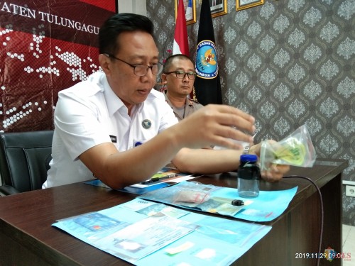 Ka BNNK Tulungagung, AKBP Sudirman dan Kapolsek Kedungwaru l, AKP Tri Nuartiko menunjukan barang bukti penangkapan bandar dan kurir sabu di kantor BNNK Tulungagung (foto : Joko Pramono/Jatim Times)