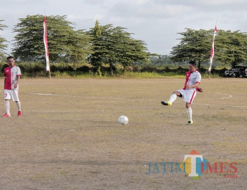 Aksi Wabup Blitar Marhaeinis UW di pertandingan Bupati Cup U-40.(Foto : Malik Naharul/BlitarTIMES)