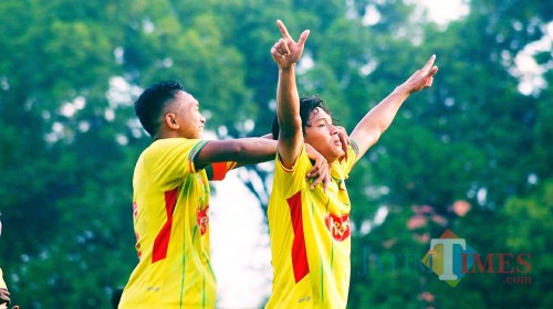 Selebrasi pemain Perseta, Zidan (9) pasca melesakan gol ke gawang Pro Direct Jakarta dengan kemenangan 2-0 pada Jum'at (29/11) lalu (foto : Joko Pramono/ Jatim Times)