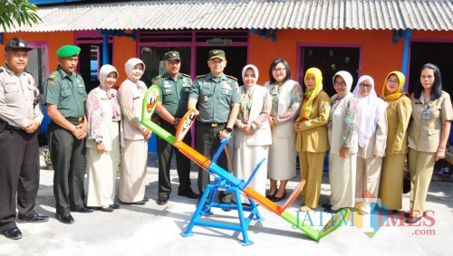 Dandim 0808/Blitar Letkol Inf Kris Bianto menyerahkan alat bermain di TK Kartika Jaya di Sutojayan.(Foto : Team BlitarTIMES)