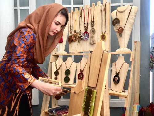 Arumi Bachsin saat melihat kalung di Graha Pancasila, Balai Kota Among Tani, Senin (2/12/2019). (Foto: Irsya Richa/MalangTIMES)