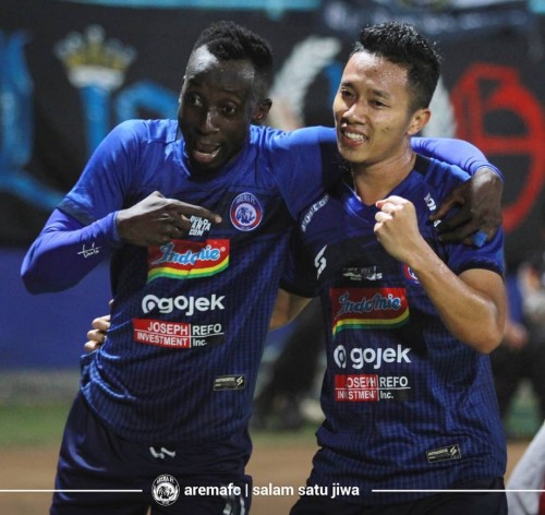 Dendi Santoso (kanan) bersama Makan Konate saat merayakan gol (official Arema FC)