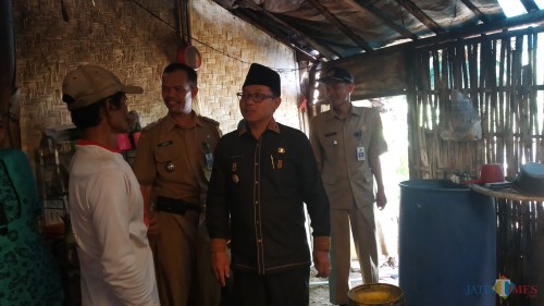 Wali Kota Malang Sutiaji (kenakan seragam hitam) saat meninjau langsung kediaman warga penerima bansos di RT 7 RW 4 Kelurahan Kedungkandang (Pipit Anggraeni/MalangTIMES)