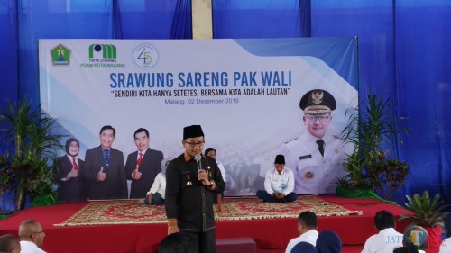 Wali Kota Malang Sutiaji (berdiri) saat menghadiri kegiatan Srawung Sareng Pak Wali yang digelar PDAM Kota Malang (Pipit Anggraeni/MalangTIMES).