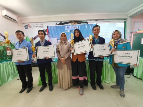 Septi mahasiswa jurusan PGSD Unikama yang meraih juara 3 dalam lomba Teacher Idol National Competition 2019 (tiga dari kanan)(ist)