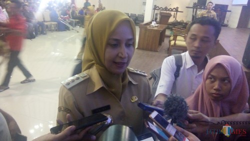 Bupati Jember dr. Faida MMR saat memberikan statemen usai membuka acara seminar peternak di Aula Wahyawibawagraha (foto : Moh. Ali Makrus / Jatim TIMES)