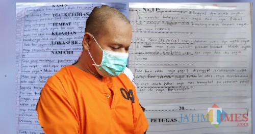 Tersangka TW dan tulisan tangan Mawar yang mengisahkan dirinya pernah di "Garap" Saat mau berangkat sekolah / Foto : Anang Basso / Tulungagung TIMES