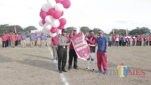 Pembukaan turnamen sepakbola U-40 oleh Wabup Blitar Marhaeinis UW.(Foto : Malik Naharul/BlitarTIMES)