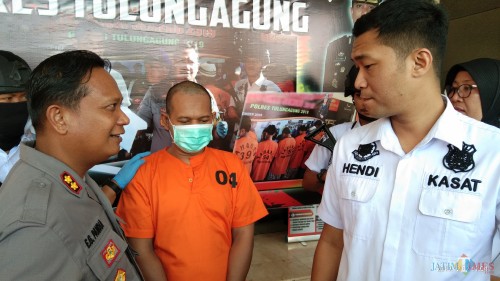 TW sedang di interogasi olh Kapolres Tulungavung atas erbuatan bejatnya mencabuli anak tirinya (foto : Joko Pramono/Jatim Times)