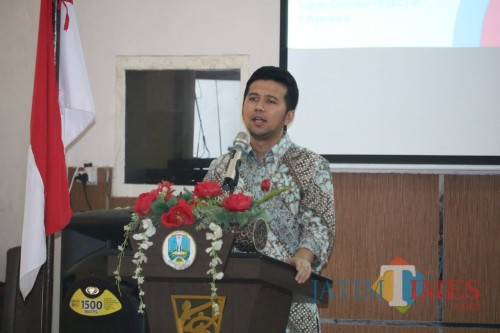 Wakil Gubernur Jatim, Emil Elistianto Dardak saat mengisi sosialisasi Millenial Job Center di Bakorwil Malang, Senin (2/12) (Arifina Cahyanti Firdausi/MalangTIMES).