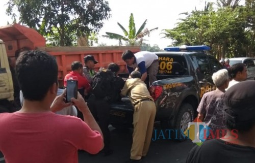 Satu orang tewas dalam tabrakan beruntun di Karangrejo.(Foto : Team BlitarTIMES)