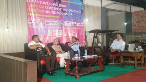 Suasana diskusi mengenai polemik permasalahan aeromodeling dan drone Minggu malam (ist)