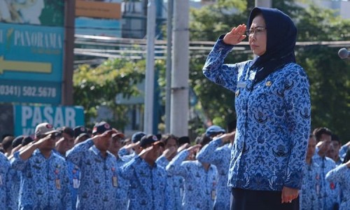 Wali Kota Batu Dewanti Rumpoko saat memimpin upacara peringatan HUT KORPRI ke-48 tahun 2019 di halaman parkir timur Balaikota Among Tani Kota Batu, Senin (2/12/2019).