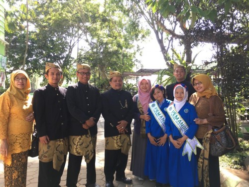 Kasi Peningkatan Kapasitas Lingkungan DLH Kota Malang, Galuh Nawang R. ST, MT (paling kanan) saat usai membina SD Model Kota Malang (DLH for MalangTIMES)
