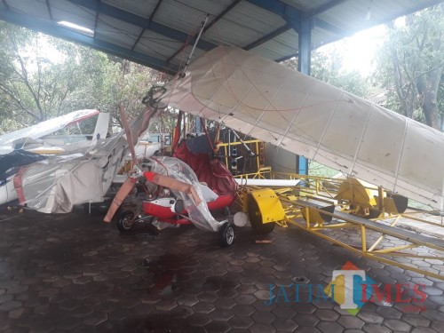 Situasi Lanud Abdulrachman Saleh usai dihantam musibah angin kencang (Foto : PMI Kabupaten Malang for MalangTIMES)