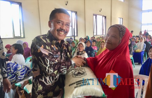 Wakil Wali Kota Batu Punjul Santoso saat memberikan bantuan sosial pangan beras kepada warga kurang mampu di Balai Desa Torongrejo, Kecamatan Junrejo, beberapa saat lalu. (Foto: Irsya Richa/MalangTIMES)