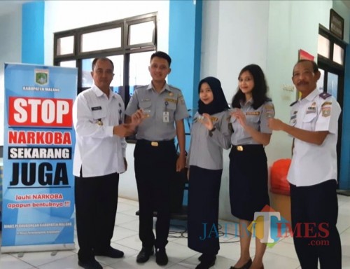 Kepala BNN Kabupaten Malang Letkol Laut PM Agus Musrichin (kiri) bersama Kadishub Kabupaten Malang Hafi Lutfi (kanan) dalam acara (Nana)