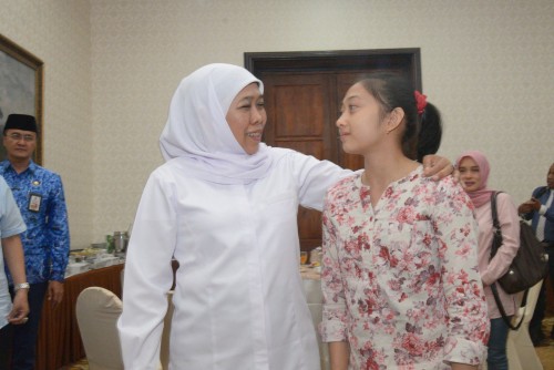 Gubernur Jatim Khofifah bersama Shalfa Avrila