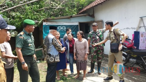 Bupati Malang M Sanusi (tengah kenakan batik dan berkopiah) saat meninjau langsung rumah terdampak angin kencang di Dusun Jatiarjo Kecamatan Jabung (Pipit Anggraeni/MalangTIMES).