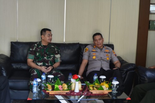 Dandim 0808/Blitar Letkol Inf Kris Bianto bersama Kapolres Kota Blitar AKBP Leonard M. Sinambela
