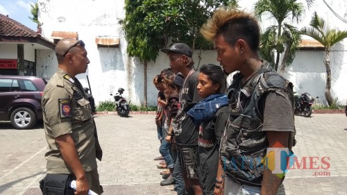 Delapan anjal diberikan pembinaan oleh Satpol PP Kota Blitar.(Foto : Team BlitarTIMES)