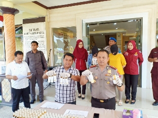 Kapolresta Banyuwangi AKBP Arman Admara Syarifudin saat pers rilis