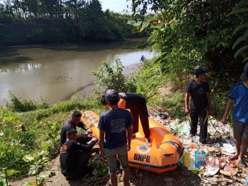 Pencarian dilakukan sampai ke sampai mendekati pantai Meleman Yosowilangun (Foto : Moch. R. Abdul Fatah / Jatim TIMES)