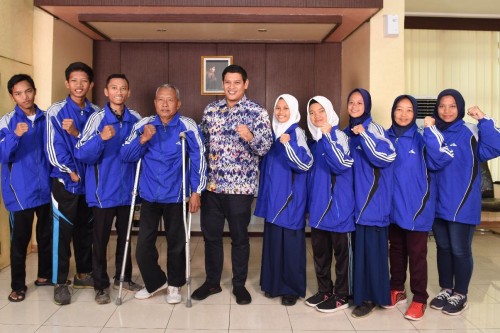 Wali Kota Kediri Abdullah Abu Bakar menerima atlet-atlet disabilitas Kota Kediri yang selesai berlaga dalam National Paralympic Committee Indonesia (NPCI) Jawa Timur 2019, Selasa (3/12). (Foto: Ist)