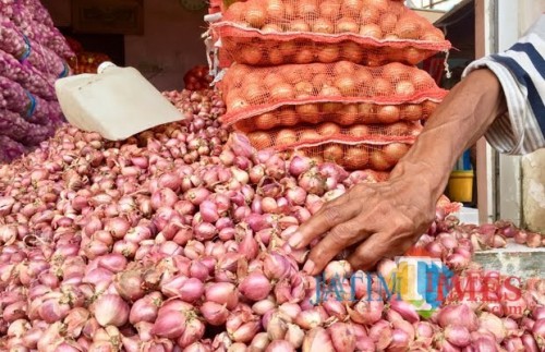 Bawang merah di Pasar Kota Batu. (Foto: Irsya Richa/MalangTIMES)