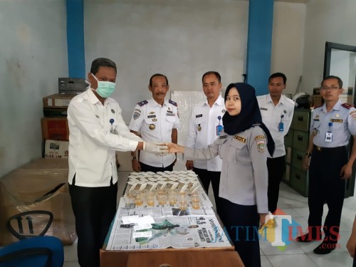 Hafi Lutfi Kadishub Kabupaten Malang (2 dari kiri) bersama Kepala BNN Letkol Laut PM Agus Musrichin saat tes urine kedua kalinya petugas Dishub (Nana)