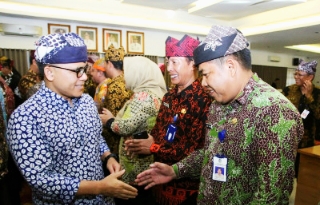 Bupati Anas berikan ucapan selamat kepada Yusdi Irawan sebagai Kabag Humas Protokol yang baru
