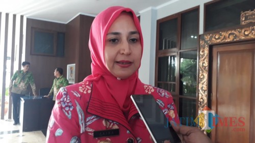 Bupati Jember dr Faida saat memberikan pernyataan terkait robohnya proyek Kantor Kecamatan Jenggawah. (foto : M. Ali Makrus / Jatim TIMES)