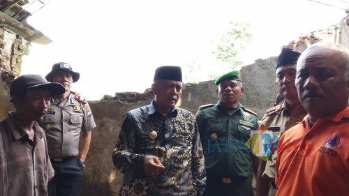 Bupati Malang M Sanusi (tengah kenakan batik dan berkopiah) saat meninjau langsung rumah terdampak angin kencang di Dusun Jatiarjo Kecamatan Jabung (Pipit Anggraeni/MalangTIMES).