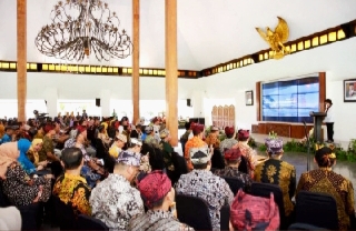Sosialisasi anti korupsi Peserta sosialisasi perpajakan daerah yang digelar Pemkab Banyuwangi bersama KPK di Pendopo Sabha Swagata Banyuwangi