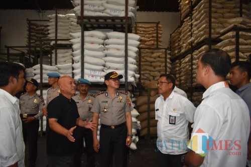 Kapolres Batu, AKBP Harviadhi Agung Prathama (tengah) saat melakukan operasi pasar di Pasar Kota Batu, Rabu (4/12/2019).