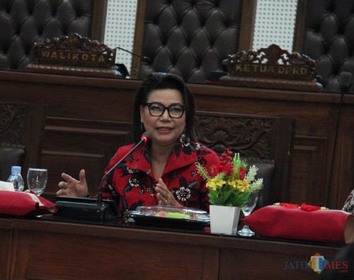 Wakil Ketua KPK RI, Basaria Panjaitan saat mengisi Sosialisasi Program Pajak Online Dalam Rangka Program Pencegahan Korupsi di Bidang Pendapatan Daerah di Kota Malang, Rabu (4/12) (Arifina Cahyanti Firdausi/MalangTIMES)