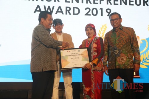 Kepala Dinas Pendidikan Kota Malang Dra Zubaidah MM mewakili Wali Kota Sutiaji menerima Walikota Entrepreneur Award 2019. (Foto: istimewa)