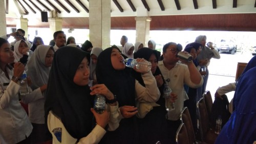 Ratusan remaja usia SMP dan SMA di Kabupaten Malang saat mengkonsumsi tablet tambah darah guna menekan angka stunting