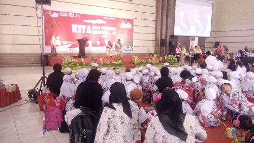 Ratusan siswa mulai dari PAUD hingga SLTA saat mengikuti acara Festival Anak di Gedung Balai Serba Guna Jember (foto : Moh. Ali Makrus / Jatim TIMES)