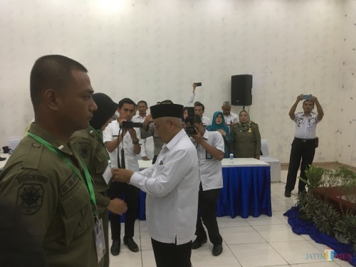 Bupati Malang HM Sanusi (pakai peci dan kemeja putih) saat membuka acara Bimtek kepada Satpol PP (Foto: Ashaq Lupito / MalangTIMES)