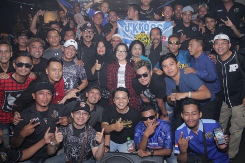 D'Kross saat kunjungan ke Bali yang disambut meriah oleh Aremania Dewata. (ist)