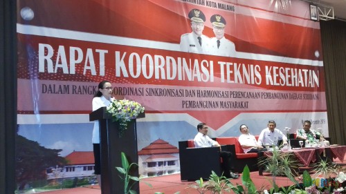 Kepala Barenlitbang Kota Malang, Dwi Rahayu saat membuka Rapat Koordinasi Teknis Kesehatan di Hotel Savana, Rabu (4/12/2019) (Pipit Anggraeni/MalangTIMES).
