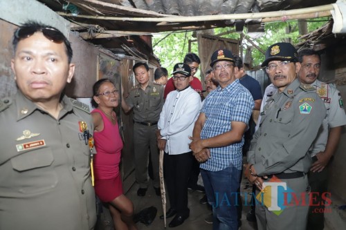 Wali Kota Malang Sutiaji (kenakan seragam purih) saat meninjau langsung temlat tinggal semi permanen di bawah kolong Jembatan Kahuripan Kota Malang (Humas Pemkot Malang for MalangTIMES).