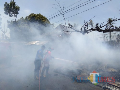 Petugas beserta warga saat berupaya memadamkan kebakaran yang terjadi di Kabupaten Malang (Foto : Dokumen MalangTIMES)