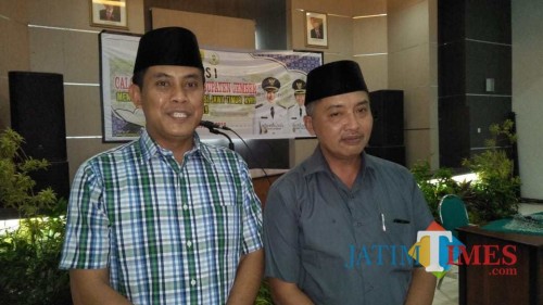 Kabag Bina Mental Bambang Saputra SH (kiri) saat memberikan keterangan kepada wartawan (foto : dok / Jatim TIMES)