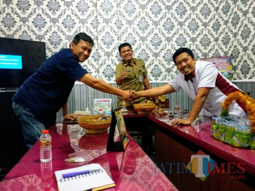 Kepala Disparbudpora, Suhendro Winarso tengah bersama pengurus Baparda Kabupaten Blitar.(Foto: Malik Naharul/ BlitarTIMES)